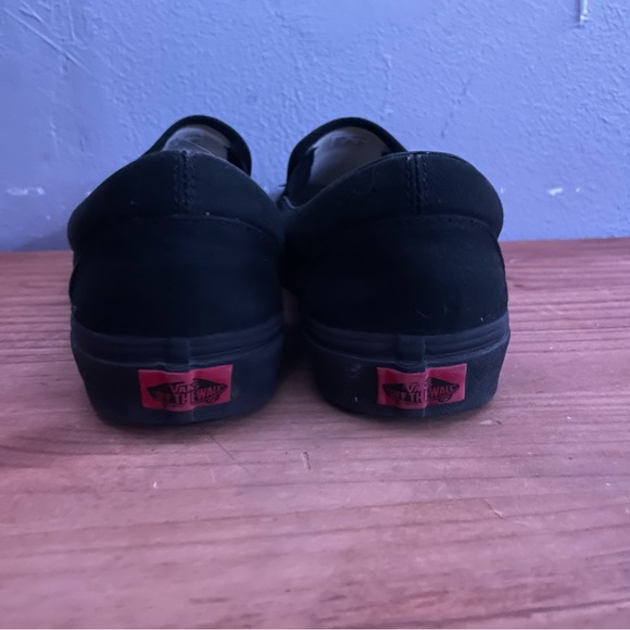 Selling pair of shoes size 10 slip in vans only worn 3 times no box - Picture 2 of 7